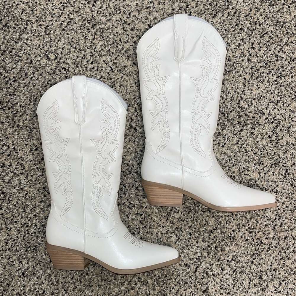 Steve Madden Dezi Boots (Color: Bone)